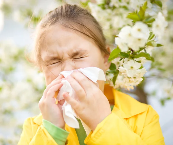 La niña se está sonando la nariz. — Foto de Stock