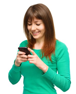 genç kadının telefonunu sms mesaj yazmakta olduğunu