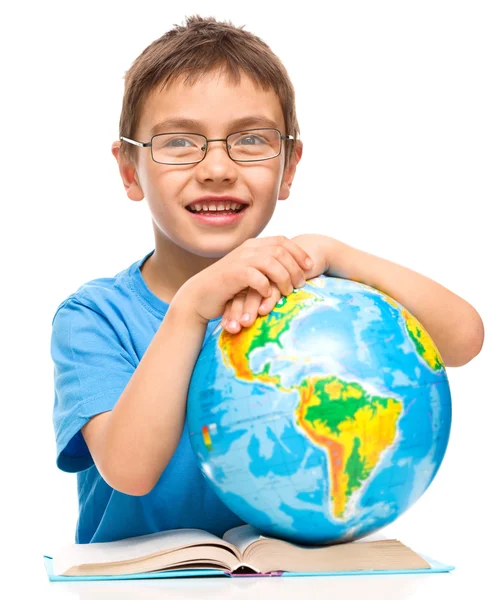 Маленький хлопчик тримає глобус — стокове фото