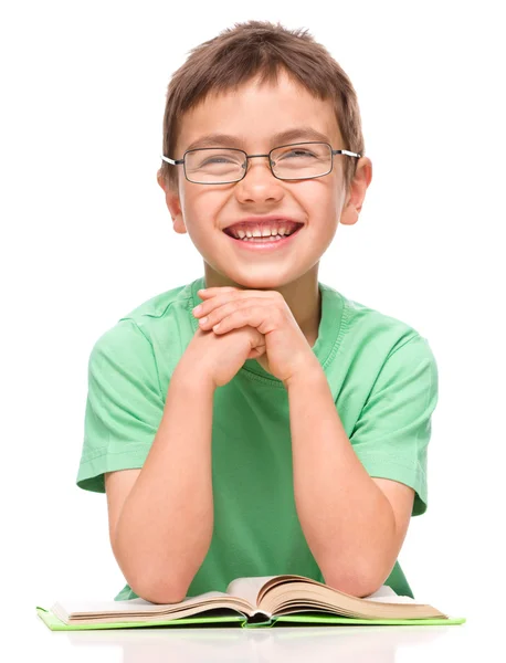 Il bambino sta leggendo un libro — Foto Stock