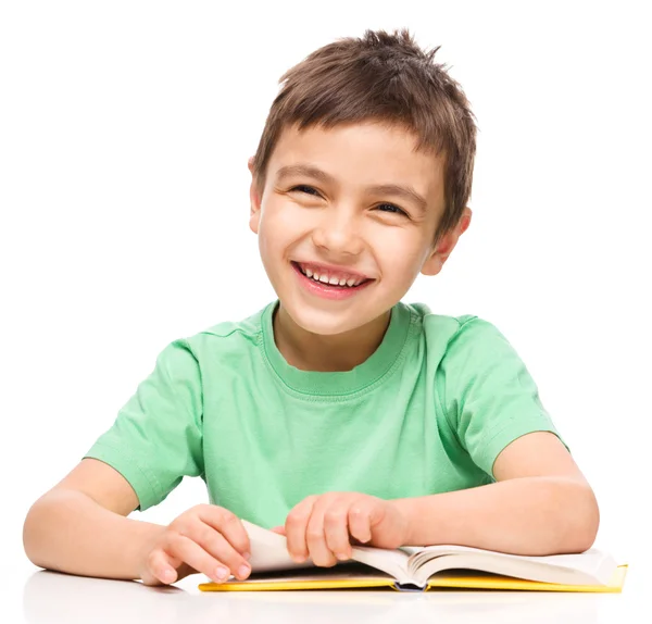 küçük çocuk bir kitap okuma
