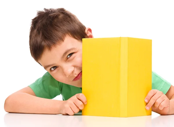 Kleiner Junge spielt mit Buch — Stockfoto