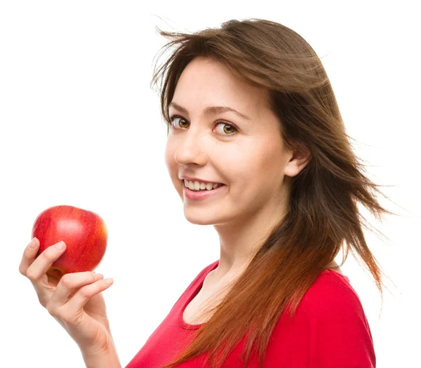 Молодая счастливая девушка с яблоком — стоковое фото