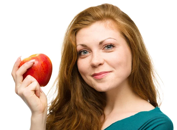 Joven chica feliz con manzana — Foto de Stock