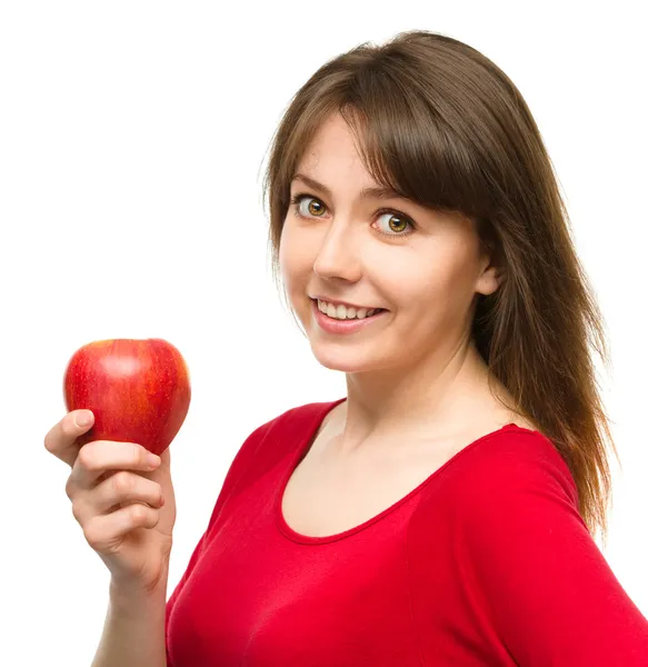 Молодая счастливая девушка с яблоком — стоковое фото