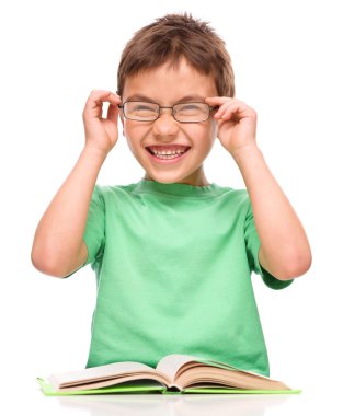 küçük çocuk bir kitap okuma