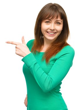 sola doğru işaret eden genç bir kadın portresi