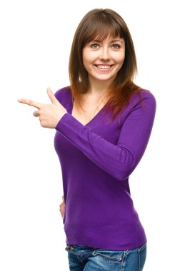 sola doğru işaret eden genç bir kadın portresi