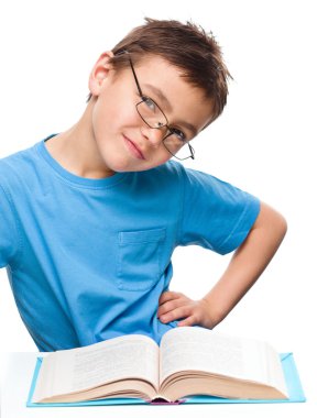 genç çocuk kitap okurken hayal ediyor