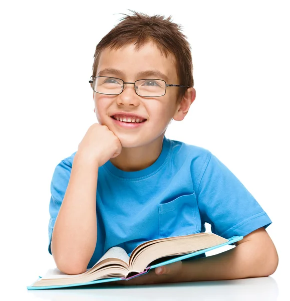 Menino está lendo um livro — Fotografia de Stock