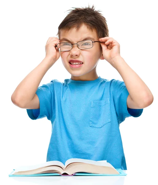Kleine jongen is het lezen van een boek — Stockfoto