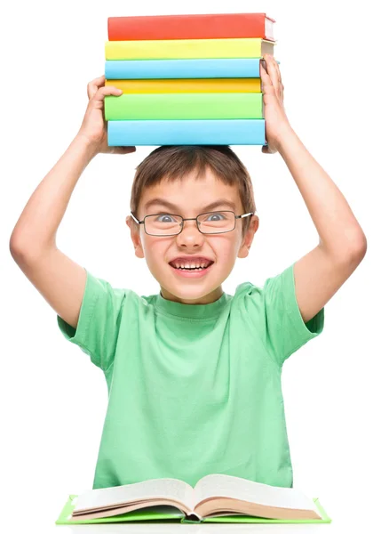 Malý chlapec drží hromadu knih — Stock fotografie