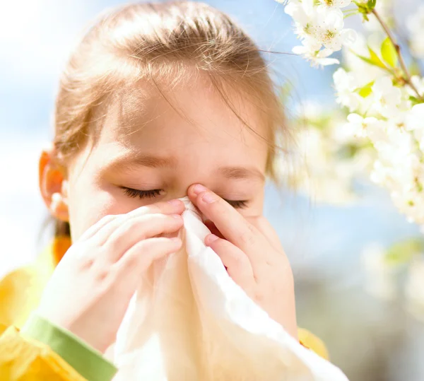 Kleines Mädchen bläst in die Nase — Stockfoto