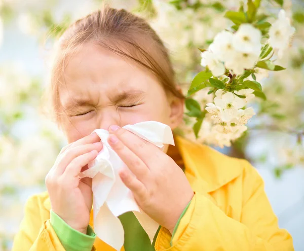 Little girl is blowing her nose — Stock Photo, Image