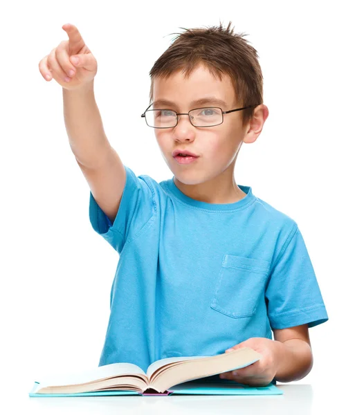 Menino está lendo um livro — Fotografia de Stock