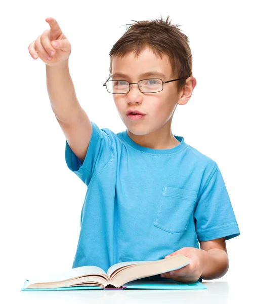 Copilul citește o carte — Fotografie, imagine de stoc