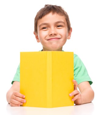 küçük çocuk bir kitap okuma