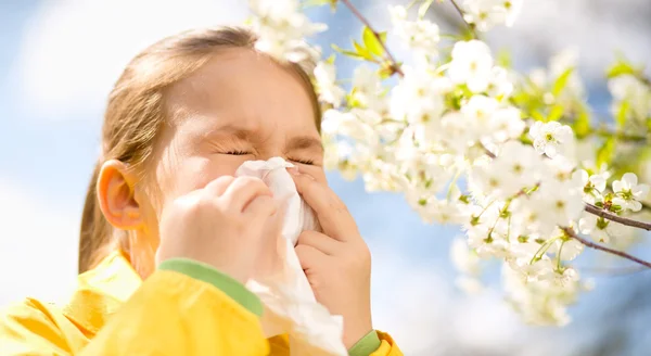 Little girl is blowing her nose — Stock Photo, Image