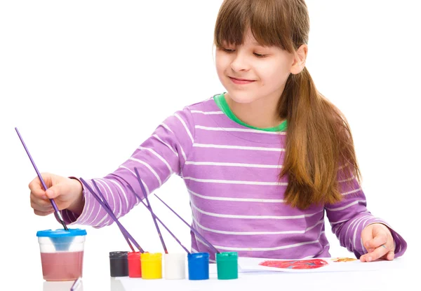 Niña está pintando con gouache —  Fotos de Stock