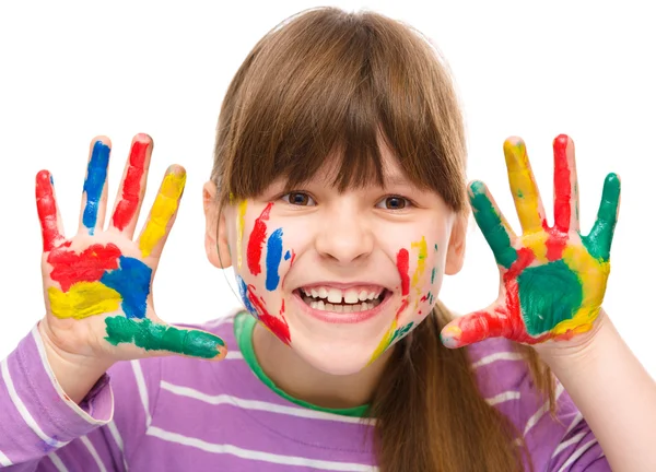 Porträt eines süßen Mädchens, das mit Farben spielt — Stockfoto