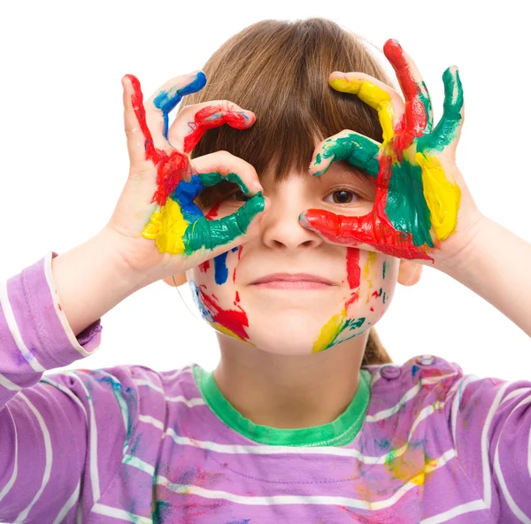 Retrato de uma menina bonita brincando com tintas — Fotografia de Stock