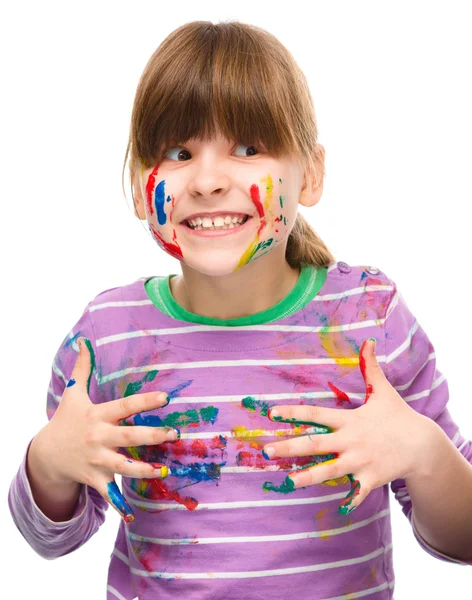 Πορτρέτο του ένα χαριτωμένο κορίτσι παίζει με τα χρώματα — Φωτογραφία Αρχείου