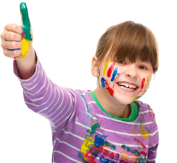 Retrato de uma menina bonita brincando com tintas — Fotografia de Stock
