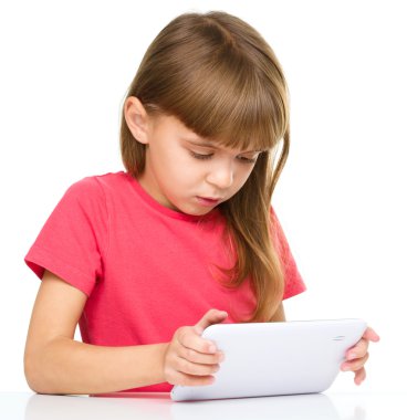 genç kız tablet kullanma