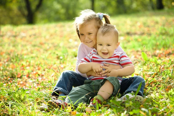 Los niños juegan en el parque de otoño — Foto de Stock