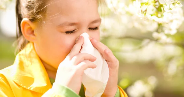 La niña se está sonando la nariz. — Foto de Stock