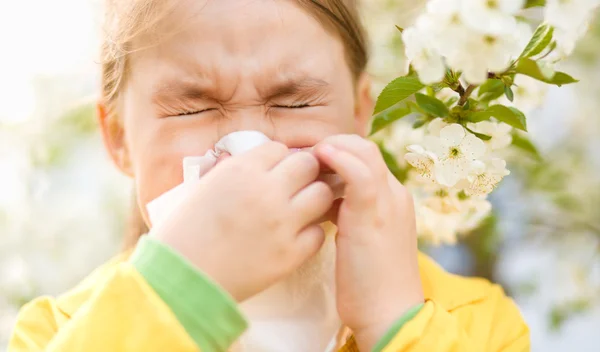 La niña se está sonando la nariz. — Foto de Stock