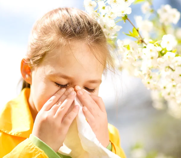 Kleines Mädchen bläst in die Nase — Stockfoto