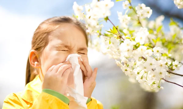 Little girl is blowing her nose — Stock Photo, Image