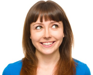 mutlu kadın bakmak ve gülümsemek genç