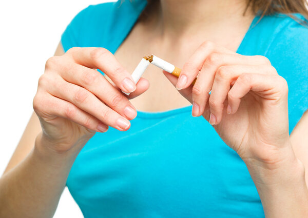 молодая женщина ломает копья
