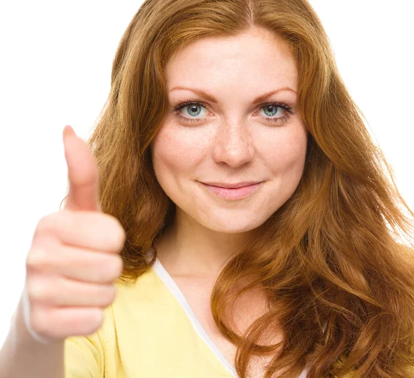 Mujer está mostrando el pulgar hacia arriba gesto — Foto de Stock