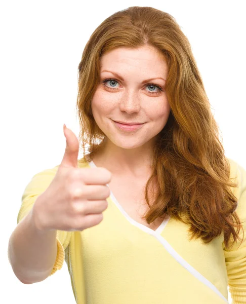 Mujer está mostrando el pulgar hacia arriba gesto — Foto de Stock