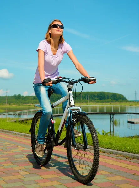若い女性は彼女の自転車に座っています。 — ストック写真
