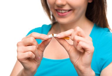 genç kadın sigara kırılıyor