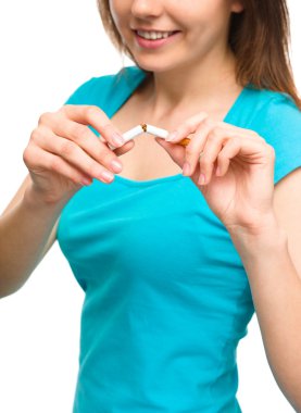 genç kadın sigara kırılıyor