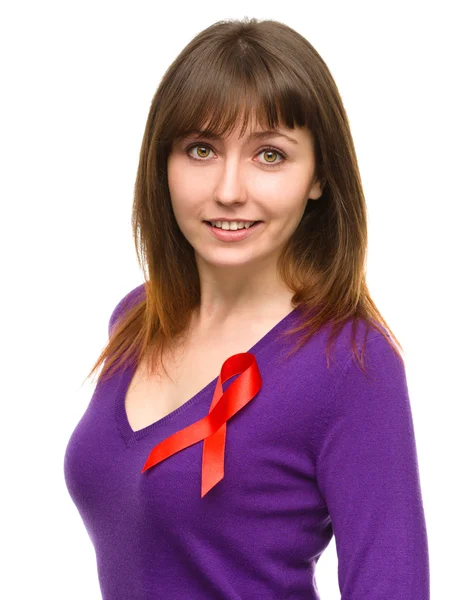 Kadın kırmızı farkındalık şerit ile — Stok fotoğraf