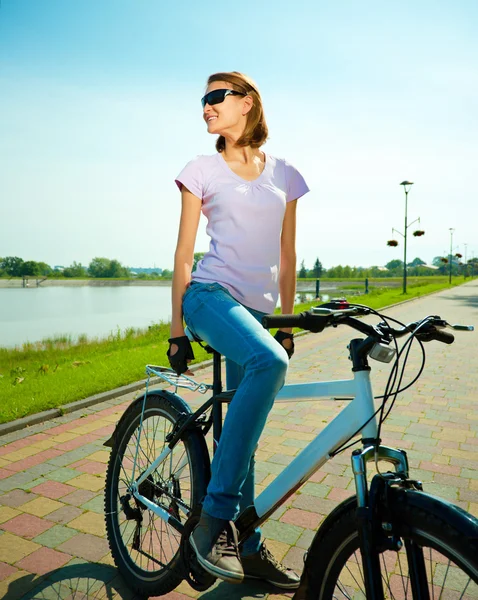 Jeune femme est assise sur son vélo — Photo