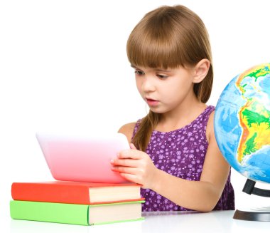 genç kız tablet kullanma
