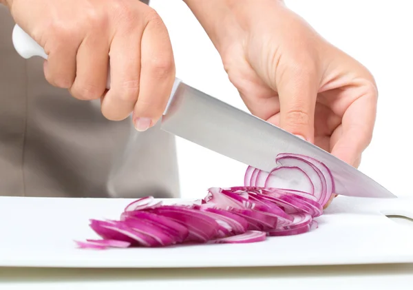 Cozinheiro está cortando cebola — Fotografia de Stock