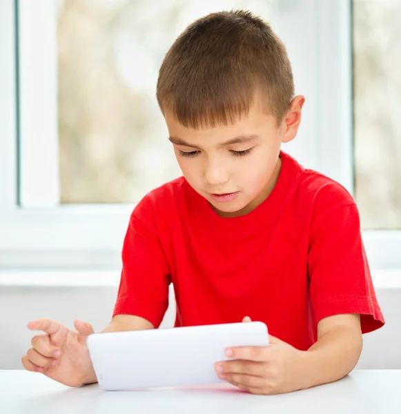 Junge benutzt Tablette — Stockfoto