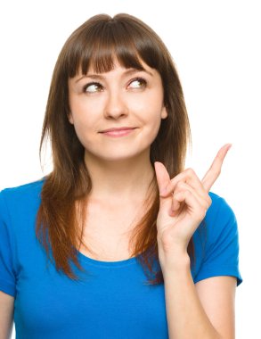 sağa işaret eden bir genç kadının portresi