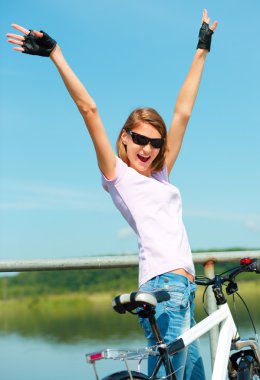 neşe içinde elleri genç kadın büyüdü