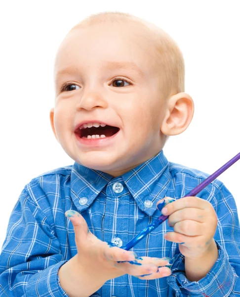 Menino está brincando com tintas — Fotografia de Stock