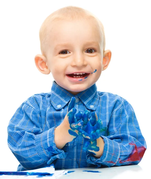 Menino está brincando com tintas — Fotografia de Stock