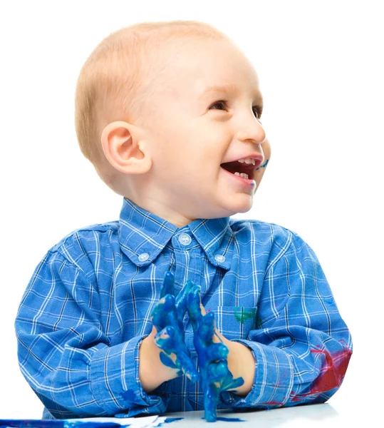 Menino está brincando com tintas — Fotografia de Stock